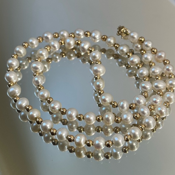 Jewelry - 18 inch Pearl and Gold Necklace